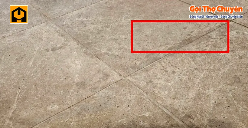Hóa chất thấm vào các cạnh đá, ăn mòn đá khiến chúng bị sẫm màu. Để xử lý, cần phải mài và đánh bóng lại.